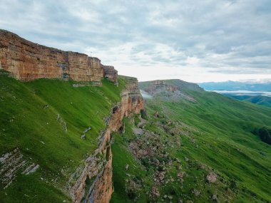 Uçağı hava manzara. Kuzey Kafkasya gündoğumu Bermamyt Plato.