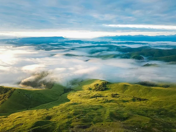 Uçağı Hava Manzara Sabah Sabah Sisin Içinde Kuzey Kafkas Dağları — Stok fotoğraf