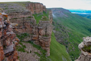 Uçağı hava manzara. Kuzey Kafkasya gündoğumu Bermamyt Plato.