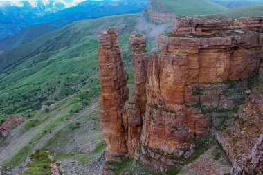 Uçağı hava manzara. Kuzey Kafkasya gündoğumu Bermamyt Plato.