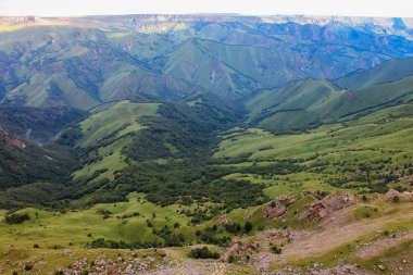Güneş doğarken Kuzey Kafkasya Yaylası Bermamyt manzara.