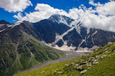Buzul Kuzey Kafkasya dağlarında arasında.
