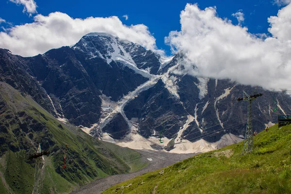 Sommerberglandschaft Des Nordkaukasus Schneebedeckte Gipfel Und Grünes Gras Vordergrund — Stockfoto