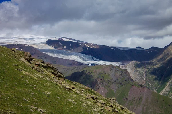 Buzul Kuzey Kafkasya dağlarında arasında.