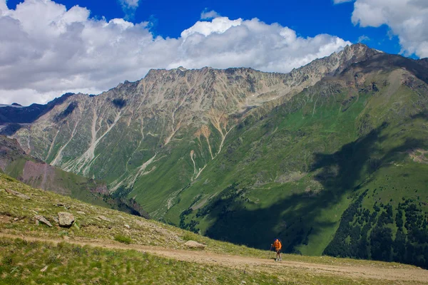 Turist Yolun Yokuş Yukarı Kuzey Kafkasya Dağ Içinde Belgili Tanımlık — Stok fotoğraf