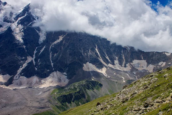 Buzul Kuzey Kafkasya Dağlarında Arasında — Stok fotoğraf