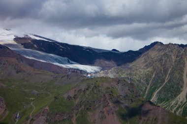 Buzul Kuzey Kafkasya dağlarında arasında.