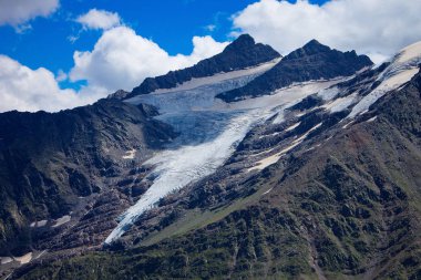 Buzul Kuzey Kafkasya dağlarında arasında.