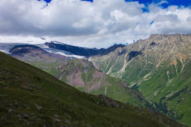 Buzul Kuzey Kafkasya dağlarında arasında.