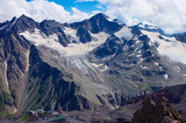 Uçağı hava manzara. Buzul Kuzey Kafkasya dağlarında arasında.