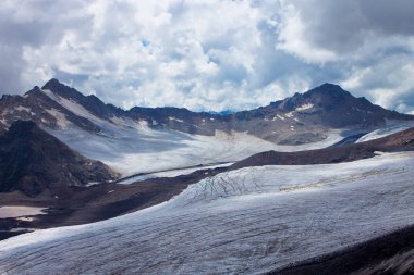 Uçağı hava manzara. Buzul Kuzey Kafkasya dağlarında arasında.