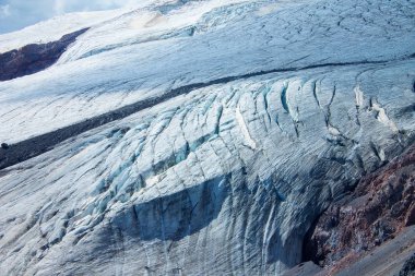 Uçağı hava manzara. Buzul Kuzey Kafkasya dağlarında arasında.