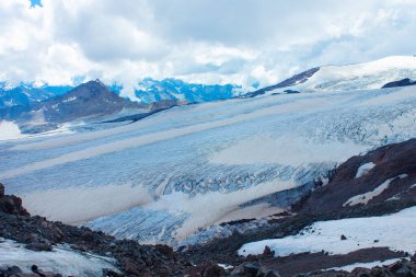 Uçağı hava manzara. Buzul Kuzey Kafkasya dağlarında arasında.