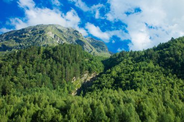 Uçağı hava manzara. Kuzey Kafkasya gündoğumu Bermamyt Plato.