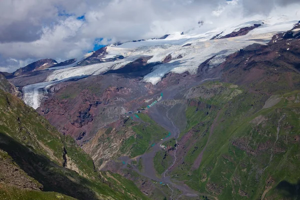 Buzul Kuzey Kafkasya Dağlarında Arasında — Stok fotoğraf