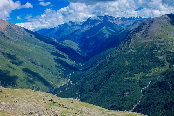 Buzul Kuzey Kafkasya Dağlarında Arasında — Stok fotoğraf