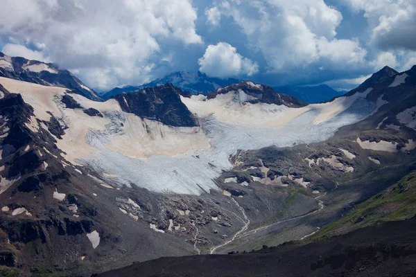 Luftaufnahme Aus Der Drohne Gletscher Zwischen Den Bergen Des Nordkaukasus — Stockfoto