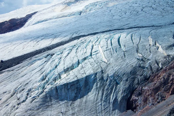 Vista Aérea Desde Dron Glaciar Entre Las Montañas Del Cáucaso —  Fotos de Stock