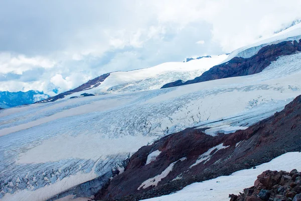 Vista Aérea Desde Dron Glaciar Entre Las Montañas Del Cáucaso —  Fotos de Stock