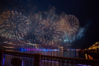 Yıllık kutlama okul için Neva üzerinde St. Petersburg'daki gece renkli havai fişek mezunları 