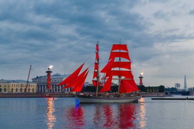 Saint-Petersburg, Rusya-21 Haziran 2018: İsveç brig Tre Krunur akşam Neva yıllık kutlama okul mezunları için 