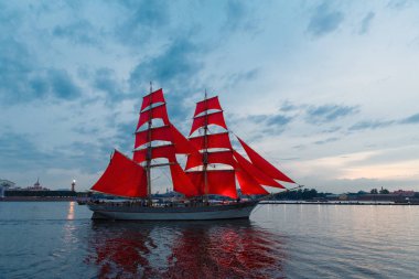 Saint-Petersburg, Rusya-21 Haziran 2018: İsveç brig Tre Krunur akşam Neva yıllık kutlama okul mezunları için 