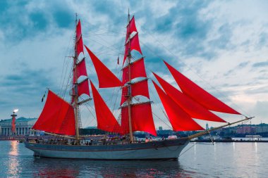 Saint-Petersburg, Rusya-21 Haziran 2018: İsveç brig Tre Krunur akşam Neva yıllık kutlama okul mezunları için 