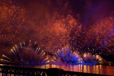 Yıllık kutlama okul için Neva üzerinde St. Petersburg'daki gece renkli havai fişek mezunları 