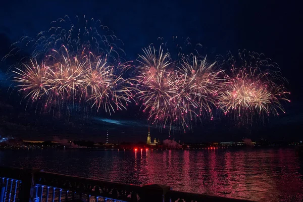 Fuochi Artificio Colorati Notte San Pietroburgo Sulla Neva Laureati Della — Foto Stock