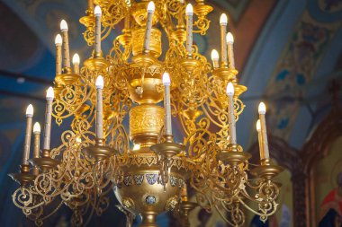 Kilisede mumlar yanan ile yaldızlı avize.