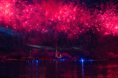 Yıllık kutlama okul için Neva üzerinde St. Petersburg'daki gece renkli havai fişek mezunları 