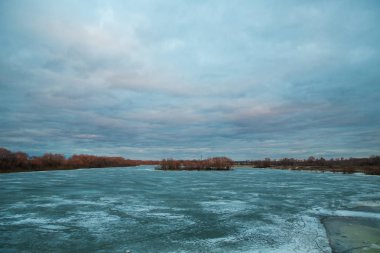 Kış manzara nehir buzla kaplı.