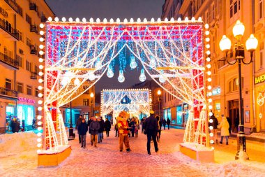 Moskova, Rusya, January17, 2018. Gece kış kar Moskova'da. Sokak eski Arbat yeni yıl için dekore edilmiştir. Kimliği belirsiz kişi sokakta yürüme.
