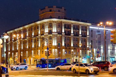 Moskova, Rusya, 17 Ocak 2018. Gece kış kar Moskova'da. Arabalar ve otobüs sokakta.