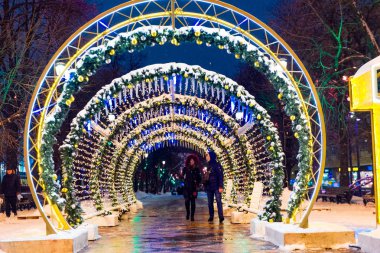 Moskova, Rusya, 17 Ocak 2018. Gece kış kar Moskova'da. Sokak eski Arbat yeni yıl için dekore edilmiştir. Kimliği belirsiz kişi sokakta yürüme.