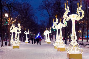 Gece kış kar Moskova'da. Sokak eski Arbat yeni yıl için dekore edilmiştir..