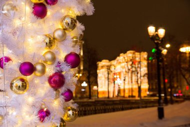 Gece kış kar Moskova'da. Yeni yıl için dekore edilmiş sokak.