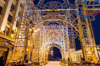 Moskova, Rusya, 17 Ocak 2018. Gece kış kar Moskova'da. Sokak yeni yıl için dekore edilmiştir. Kimliği belirsiz kişi sokakta yürüme.