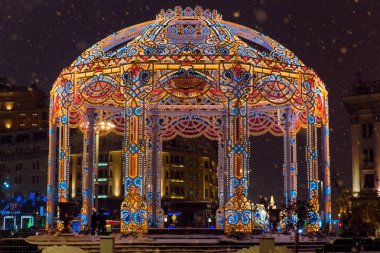 Gece kış kar Moskova'da. Yeni yıl için dekore edilmiş sokak.