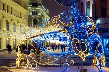 Gece kış kar Moskova'da. Nikolskaya yeni yıl için dekore edilmiş sokak.