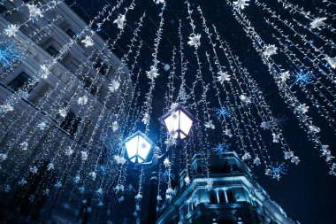 Gece kış kar Moskova'da. Nikolskaya yeni yıl için dekore edilmiş sokak.