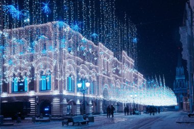 Gece kış kar Moskova'da. Nikolskaya yeni yıl için dekore edilmiş sokak.