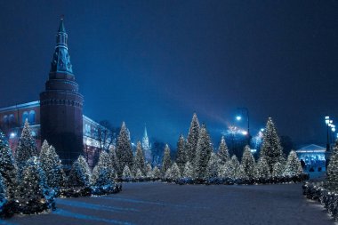 Gece kış kar Moskova'da. Modacı Meydanı yılbaşı için dekore edilmiştir..