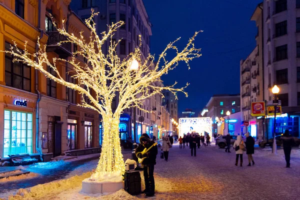 ロシア モスクワ 2018 日雪の中で夜の冬のモスクワ 新年の通りオールド アルバートが飾られています 不明の人が通りを歩いて — ストック写真