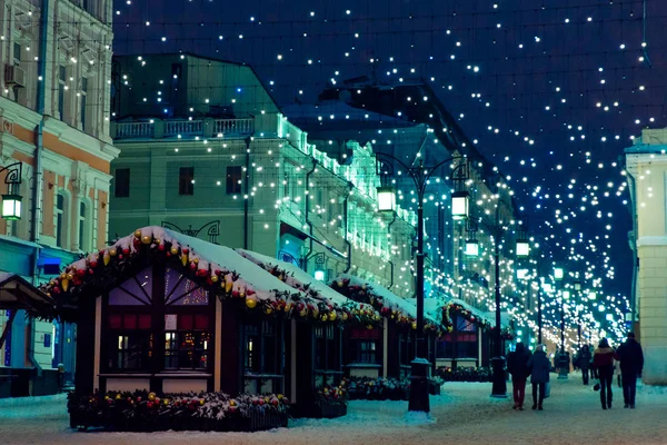 雪の中で夜の冬のモスクワ 新年の飾られた通り — ストック写真