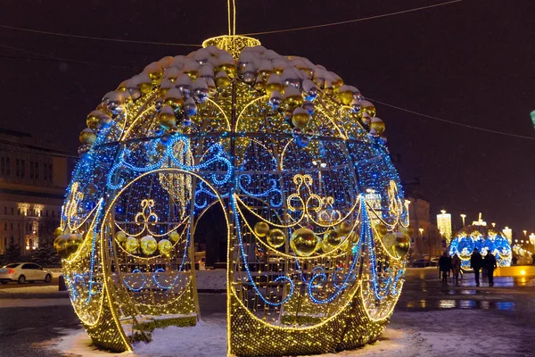 雪の中で夜の冬のモスクワ 新年の飾られた通り — ストック写真