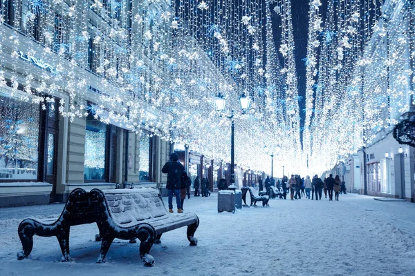 雪の中で夜の冬のモスクワ ニコルスカヤ通り新年の装飾 — ストック写真