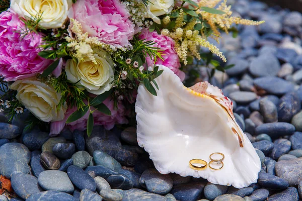 Wedding Accessories White Seashell Wedding Engagement Rings Lies Sea Pebbles — Stock Photo, Image