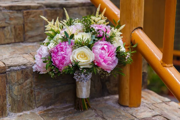 Acessórios Casamento Buquê Noiva Peônias Rosa Rosas Brancas Uma Escada — Fotografia de Stock