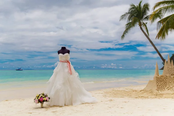 Accesorios Boda Maniquí Vestido Novia Ramo Novia Una Playa Tropical — Foto de Stock